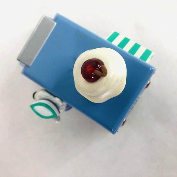 Hallmark Keepsake Ornament IC Petes Frozen Treat Sound & Light Magic 2005 Video - Picture 6 of 12